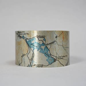 Loon Lake Map Adirondacks Manschettenarmband New York Camping Hostess Urlaub Geschenk für Männer oder Frauen
