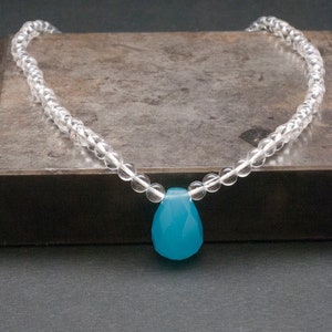 Fijne bergkristalketting met druppelvormige blauwe agaat-edelsteen, ketting van bruids tot alledaagse, kristallen sieraden