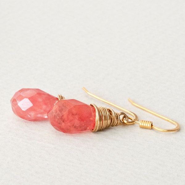 Boucle d'oreille fraise Rose Quartz, enveloppé avec fil rempli d'or Dangle boucle d'oreille, Dainty mode boucle d'oreille, boucle d'oreille rose tous les jours délicat,