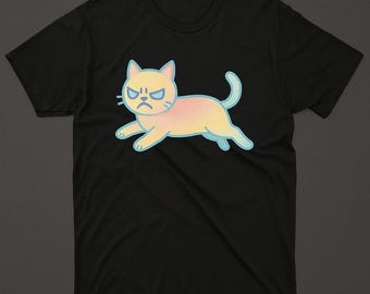 Op de afbeelding: Zwart T-shirt met een cartoon kat ontwerp. De kat is geel en roze met blauwe details en heeft een boze uitdrukking. De kat wordt afgebeeld in een rennende positie. Het ontwerp is gecentreerd op het shirt.