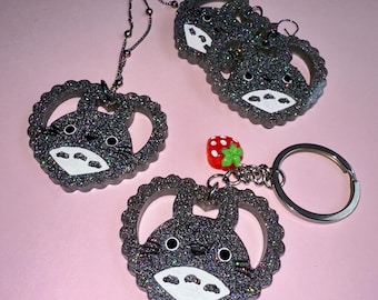 Conjunto de colar, brincos e chaveiro em resina com coração do Totoro