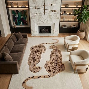 Könnte beinhalten: Ein cremefarbener Teppich mit zwei Geparden mit braunen Flecken. Der Teppich befindet sich in einem Wohnzimmer mit einem braunen Sofa, weißen Sesseln und einem Marmorkamin. Über dem Raum hängt ein goldener Kronleuchter.