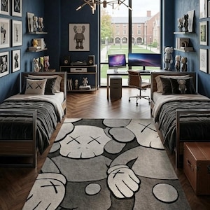 K&ouml;nnte beinhalten: Ein Schlafzimmer mit zwei Einzelbetten mit dunkelgrauer Bettw&auml;sche, einem gro&szlig;en Teppich mit einer grau-wei&szlig;en Cartoon-Figur, dunkelblauen W&auml;nden, Wandregalen mit Sammlerfiguren und einem Schreibtisch mit zwei Computerbildschirmen.