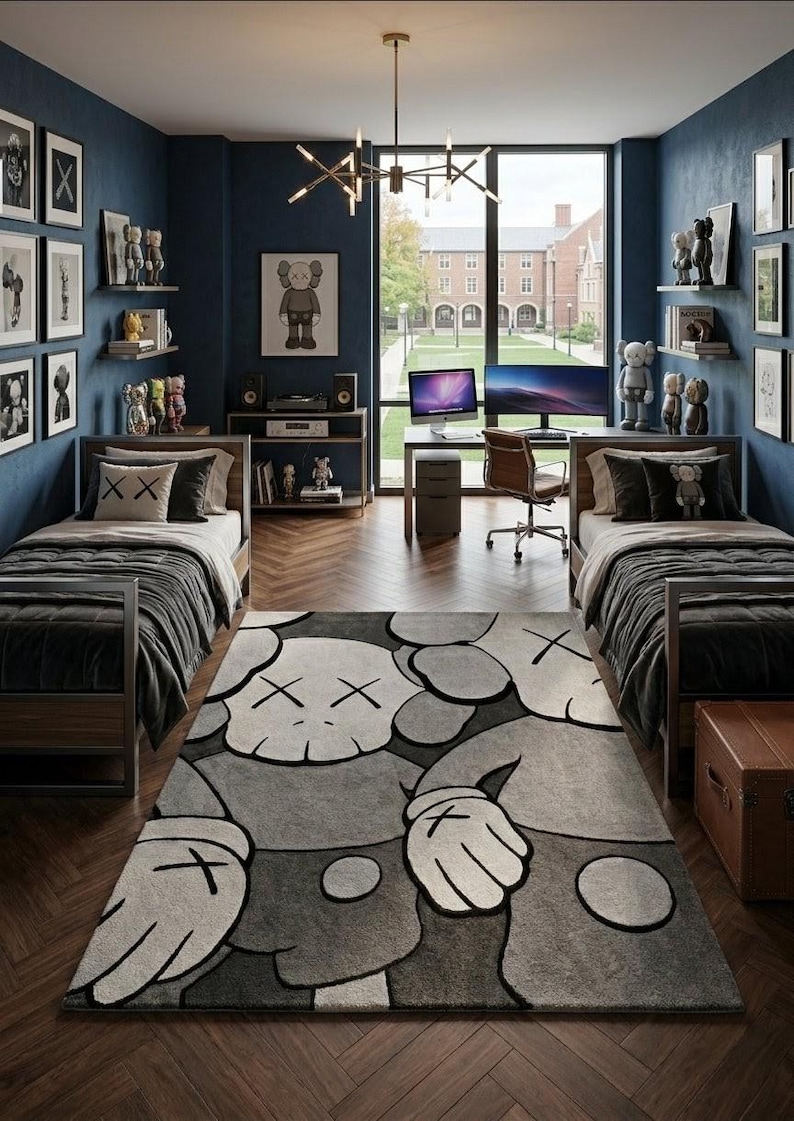 K&ouml;nnte beinhalten: Ein Schlafzimmer mit zwei Einzelbetten mit dunkelgrauer Bettw&auml;sche, einem gro&szlig;en Teppich mit einer grau-wei&szlig;en Cartoon-Figur, dunkelblauen W&auml;nden, Wandregalen mit Sammlerfiguren und einem Schreibtisch mit zwei Computerbildschirmen.