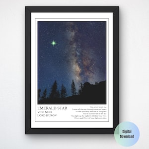 Può includere: Una stampa incorniciata raffigurante un cielo notturno con la Via Lattea e una stella verde brillante. La stampa include il testo "EMERALD STAR VIDE NOIR LORD HURON" e il testo della canzone. Download digitale disponibile.