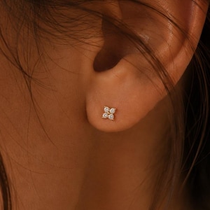Par de pendientes de oro macizo de 14 quilates con forma de flor y circonitas cúbicas, delicados pendientes brillantes para hélix, concha, rook y cartílago, pendientes de botón con forma de flor blanca.
