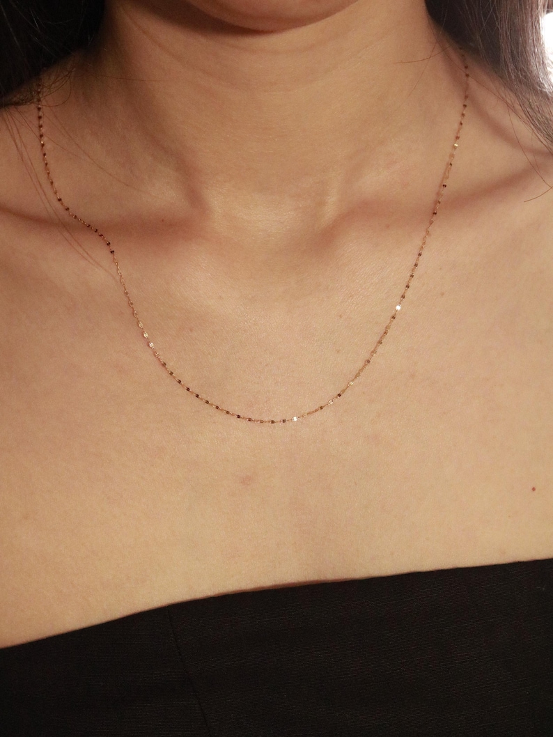Collana sottile e scintillante in oro massiccio 14 carati con taglio a diamante, delicata, ideale per la clavicola. immagine 10