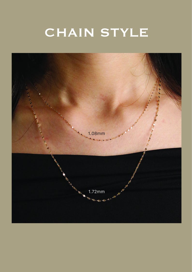 Pu&ograve; includere: Collane a catena color oro, larghe 1,08 mm e 1,72 mm, mostrate su sfondo scuro. Il testo "CHAIN STYLE" &egrave; in alto. Le collane sono mostrate attorno al collo di una persona.