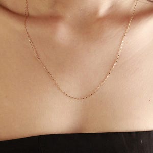 Collana sottile e scintillante in oro massiccio 14 carati con taglio a diamante, delicata, ideale per la clavicola. immagine 8