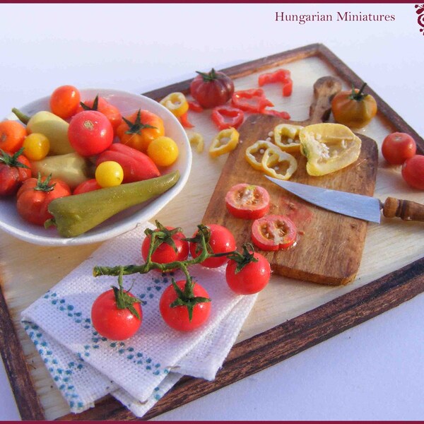 Slicing tomatoes and peppers - Miniature scene