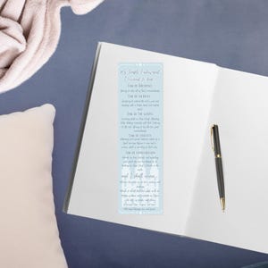 Op de afbeelding: Een lichtblauwe bladwijzer met witte tekst, waaronder de zin "My Temple Endowment I covenanted to keep". Een zwart-gouden pen ligt op een open wit boek. De bladwijzer is rechthoekig.