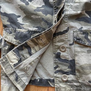 Y2K J Crew Camo Utility Jacket - Everyday jacket, layering piece, Streetwear, Military Chic, Indie sleaze, Going out - Size Small image 5