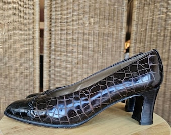 90s Stuart Weitzman Croc Embossed Pumps, Brown Block Heel, Quiet Luxury, Minimalist heel, Office style, Going Out Shoe - Size 9.5