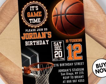Op de afbeelding: Een verjaardagsuitnodiging met basketbalthema met een zwarte achtergrond. De uitnodiging bevat een basketbalafbeelding, de tekst "IT'S GAME TIME" en details voor Jordans 12e verjaardagsfeestje, inclusief datum, tijd en locatie. Een "Koop nu"-knop is zichtbaar.