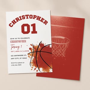 Può includere: Invito di compleanno a tema basket con il nome "CHRISTOPHER" e il numero "01" in rosso. Il design include una grafica di pallone da basket con un effetto splatter rosso e arancione. Il retro mostra un canestro da basket.