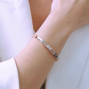 Brazalete personalizado con nombre en plata de ley: Pulsera con dijes personalizados