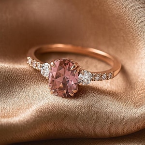Anillo de compromiso con zafiro rosa ruborizado y diamantes en oro de 14k/18k