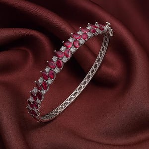 Eleganter Armreif mit Rubinen und Diamanten im Tropfenschliff