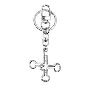 Op de afbeelding: Een zilverkleurige metalen sleutelhanger met een ronde splitring bevestigd aan een draaibare karabijnhaak. De bedel is een platte, gestileerde omtrek van een tRNA-molecuul, gekenmerkt door de klaverbladvorm met vier cirkelvormige lussen.