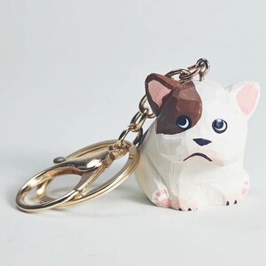Vit fransk bulldoggvalp med brun ögonlapp i trä, träberlock, handskuren nyckelring, väskberlock, kawaii present
