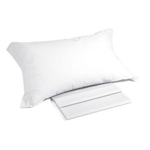 Puede incluir: Una almohada blanca y dos sábanas blancas dobladas. La almohada es rectangular y parece estar hecha de una tela suave y lisa. Las sábanas están cuidadosamente dobladas y colocadas debajo de la almohada, lo que sugiere un juego de cama.