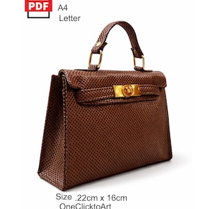 Può includere: Una borsa marrone con un motivo strutturato, hardware color oro e un manico superiore. La borsa ha una forma rettangolare con chiusura a patta. L'immagine include il testo "Pattern bag" e "Size .22cm x 16cm".