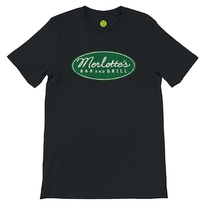 Puede incluir: Camiseta negra con un diseño ovalado verde y blanco que dice "Merlotte's BAR AND GRILL". También tiene una pequeña carita sonriente amarilla cerca del cuello. Ideal para los fans del bar ficticio.