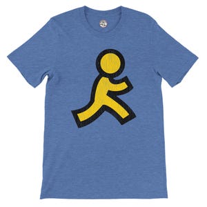 Könnte beinhalten: Hellblaues T-Shirt mit kurzen Ärmeln und einem gelben, laufenden Strichmännchen mit schwarzer Umrandung. Das Shirt hat einen Rundhalsausschnitt und ist aus weichem Material.