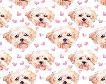 Op de afbeelding: Een herhalend patroon van honden gezichten in aquarel stijl met roze tongen en kleine roze hartjes op een witte achtergrond. De honden hebben lichtbruine vacht en donkere ogen.