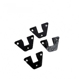Puede incluir: Cuatro soportes negros en forma de U, cada uno con tres pequeños agujeros. Los soportes son de material mate y están dispuestos en diagonal sobre un fondo blanco. El diseño es simple y funcional.