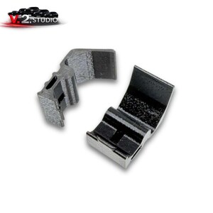 Puede incluir: Una taza de cerámica blanca con un asa negra y el texto "But First, Coffee" en negro, con una fuente de estilo manuscrito. La taza está sobre una superficie blanca.