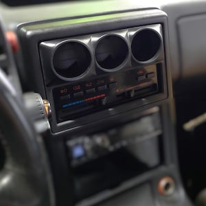 Puede incluir: Un juego de tres tazas de cerámica con un acabado mate moteado. Las tazas son de color crema, gris claro y gris oscuro. Cada taza tiene un diseño simple y minimalista.