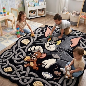 Könnte beinhalten: Ein schwarzer und grauer Teppich mit den Zeichentrickfiguren Tom und Jerry. Der Teppich hat ein detailliertes Design mit dem Gesicht der Katze, der Maus und Käseakzenten. Kinder spielen auf dem Teppich.