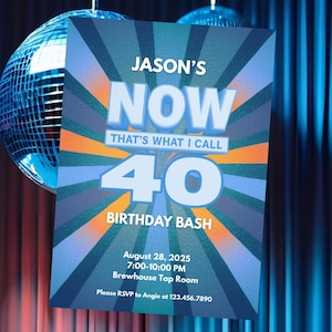 Peut inclure: Une invitation de fête avec un design bleu, orange et blanc. L'invitation indique "JASON'S NOW THAT'S WHAT I CALL 40 BIRTHDAY BASH" avec les détails de l'événement. Une boule disco est en arrière-plan.