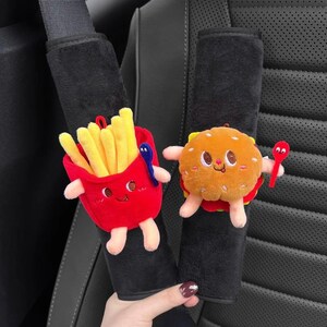 2 szt. | Pluszowe pokrowce na pasy bezpieczeństwa Hamburger & French Fries – Nakładki na pasy bezpieczeństwa w kształcie kreskówek do samochodu – Klasyczne ochraniacze bezpieczeństwa w stylu animacji