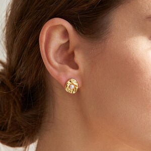 Organic Shape Gold Pearl Studs, 4-5mm Flat Round Pearl with Wrinkle Metal Texture, Vintage Style Dainty Earrings, Unique Gift for Her