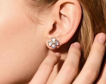 Pendientes de trébol con corazón de perla de agua dulce, tachuelas de latón bañadas en oro, joyería de corazón de concha blanca, pendientes minimalistas para uso diario.