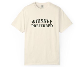 Camiseta unisex Whiskey Preferred de The Silent Critics: estilo casual, comodidad diaria y un mensaje único.