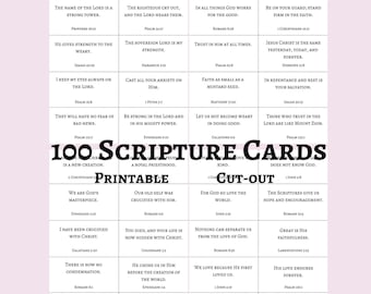 Może przedstawiać: Siatka białych prostokątnych kart z czarnymi nadrukami wersetów biblijnych i cytatów. Tekst 100 SCRIPTURE CARDS PRINTABLE CUT-OUT jest nałożony dużą czarną czcionką na środek siatki kart z tekstami religijnymi.