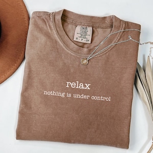 Maglietta Comfort Colors® Relax Nothing Is Under Control, maglietta con citazione divertente e sarcastica, maglietta antistress e ansiolitica, regalo per donne.