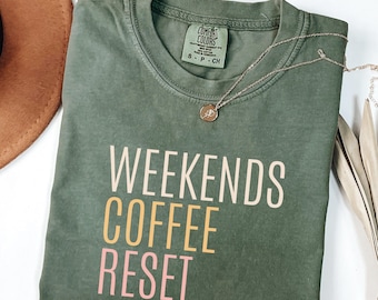 Camiseta Comfort Colors® Weekends Coffee Reset, Camiseta Weekend Vibes, Camiseta Coffee Lover, Camiseta Relaxing, Camiseta Casual, Camiseta Gift For Afriend