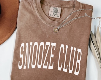 Comfort Colors® スヌーズクラブシャツ、スリーピーシャツ、内向的シャツ、おもしろシャツ、お昼寝用ギフトシャツ、パジャマシャツ、リラックスシャツ、心地よいシャツ