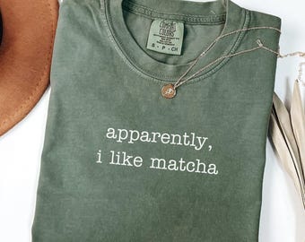 Koszulka Comfort Colors® „Najwyraźniej lubię Matchę”, koszulka dla miłośników Matchy, zabawna koszulka z herbatą, prezent dla fana Matchy, sarkastyczna koszulka z herbatą, modna koszulka