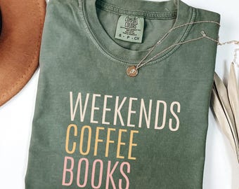 Camiseta Comfort Colors® Weekends Coffee Books, Camiseta relajante, Camiseta para amantes del café, Camiseta para amantes de los libros, Regalo para ella, Camiseta acogedora para el fin de semana