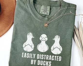 Comfort Colors® leicht abgelenkt von Enten Shirt, Enten-Liebhaber-Shirt, lustiges Enten-Shirt, Wasservögel-Shirt, Bauernhof-Tier-Shirt, Vogel-Liebhaber-Shirt