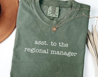 Camisa de Asistente del Gerente Regional Comfort Colors®, Camisa de Oficina Divertida, Camisa Sarcástica, Camisa de Trabajo de Regalo, Inspirada en el programa de TV "The Office"