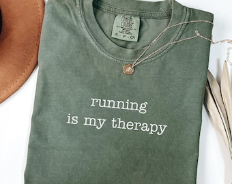 Camiseta "Correr es mi terapia" de Comfort Colors®, camiseta de regalo para corredores, camiseta de entrenamiento para maratón, camiseta divertida para correr, camiseta para club de corredores, camiseta para correr
