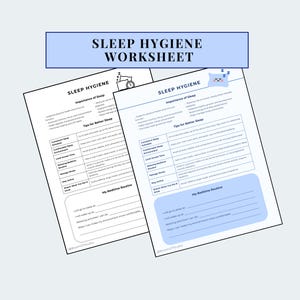 Op de afbeelding: Twee witte vellen papier met de titel SLEEP HYGIENE WORKSHEET met secties over het belang van slaap, tips voor een betere nachtrust en een My Bedtime Routine-gedeelte met lege regels. Bevat iconen van een klok en een kussen.