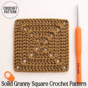 Puede incluir: Un cuadrado de ganchillo granny marrón con un diseño floral central. Un ganchillo y un marcador de puntada naranjas están junto al cuadrado. El texto "CROCHET PATTERN" está en un círculo, y "Solid Granny Square Crochet Pattern" está debajo.