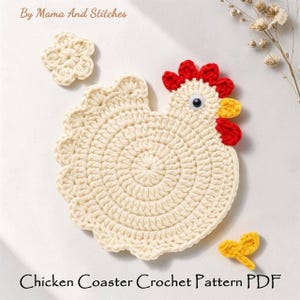 Puede incluir: Posavasos de pollo de ganchillo de color crema con detalles rojos y amarillos. El posavasos tiene un cuerpo circular y un diseño de cabeza de pollo. También hay una pequeña flor de ganchillo y un lazo amarillo. El texto "Chicken Coaster Crochet Pattern PDF" está en la parte inferior.